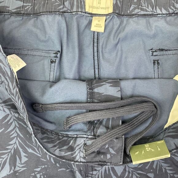 NWT Men’s Chino Board Short Blue Print Size 42 with 8 Inch Inseam - Picture 3 of 4